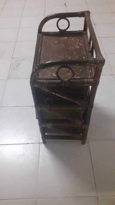 Movel de palhinha e bambu
