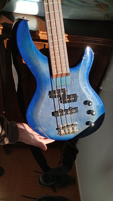 Guitarra Baixo elétrico 4 cordas com estojo de transporte