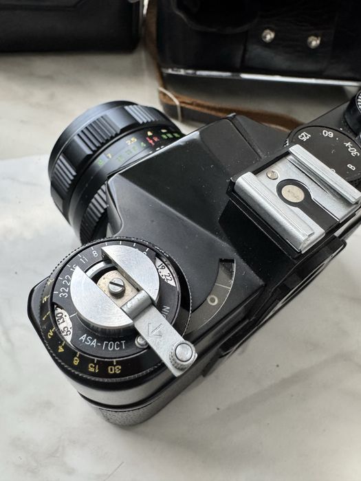 Zenit-11 с объективом HELIOS 44 в оригинальном кожаном чехле