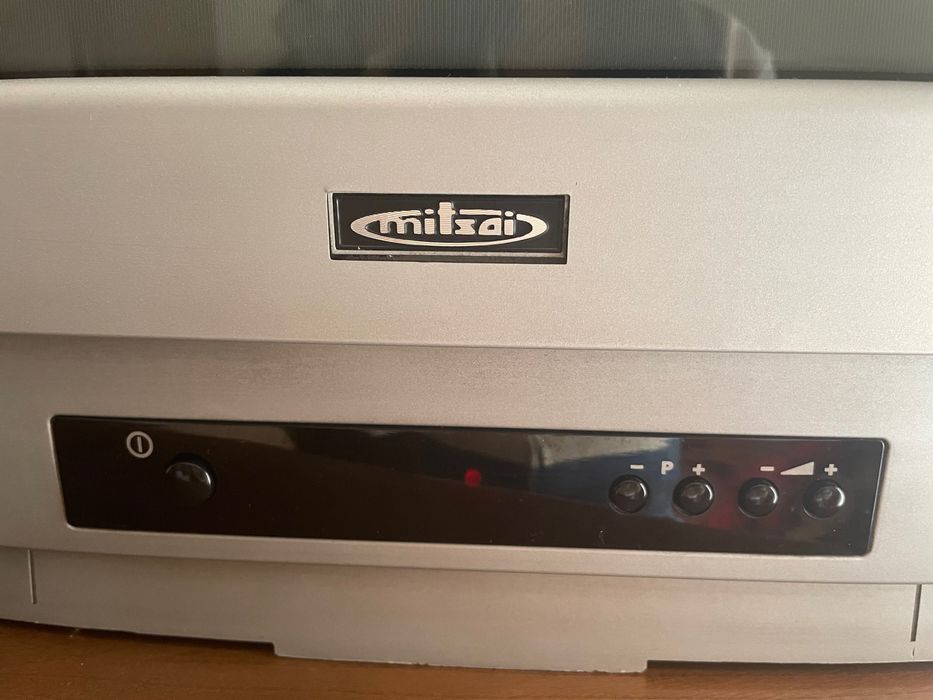 Tv antiga a funcionar