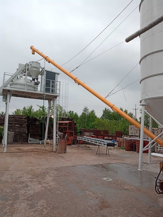 silos na cement poj. 50 t z podajnikiem ślimakowym 12 m