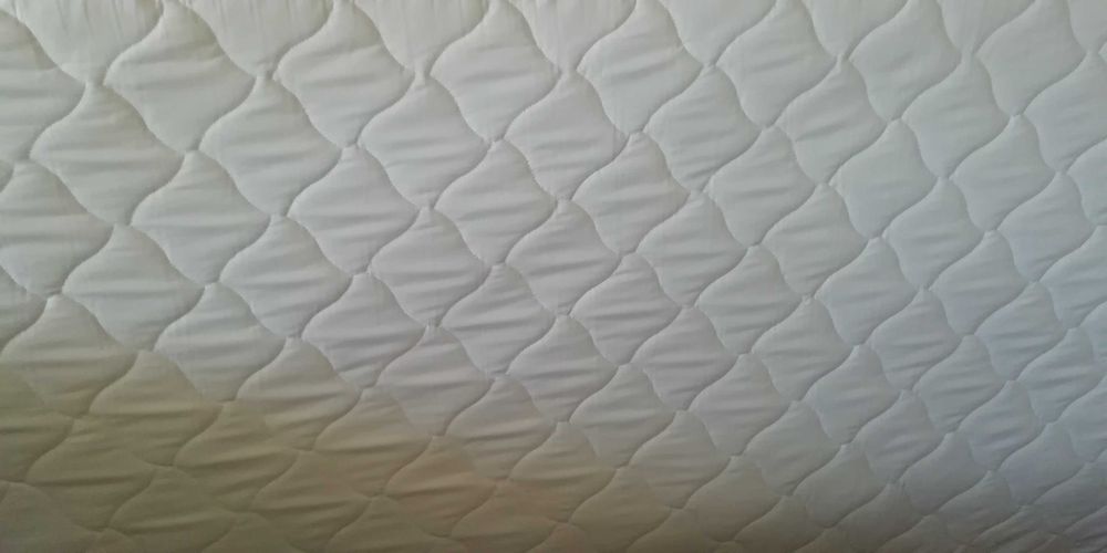 Materac sprężynowy kieszeniowy.