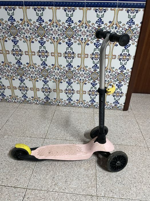 Trotinete cor de rosa, de crianca