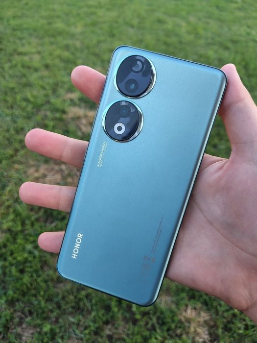 Honor 90 emerald green