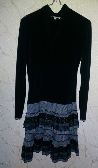 Черное комбинированное трикотажное платье с кружевной отделкой