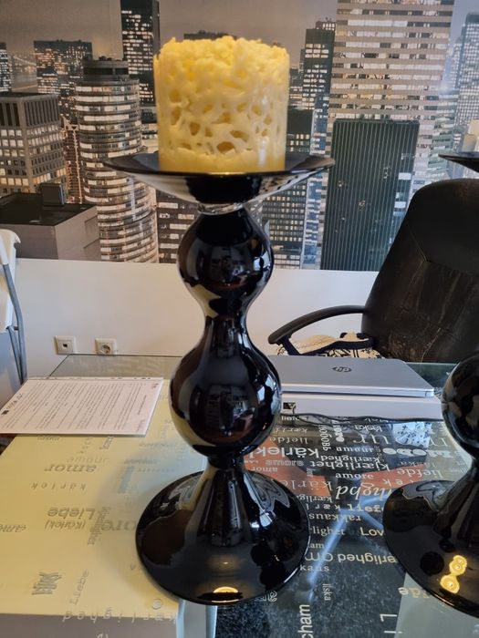 Castiçais pretos com as velas