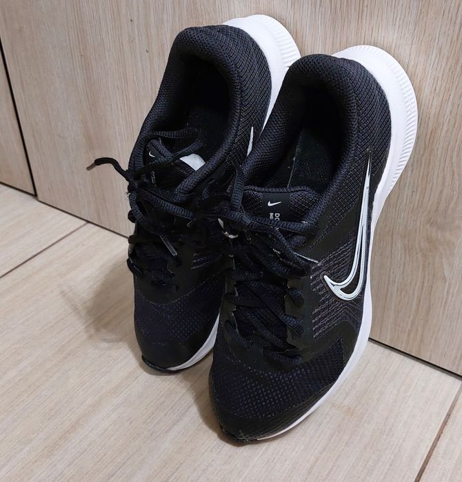 Buty sportowe czarne Nike, rozmiar 37,5 wiazane
