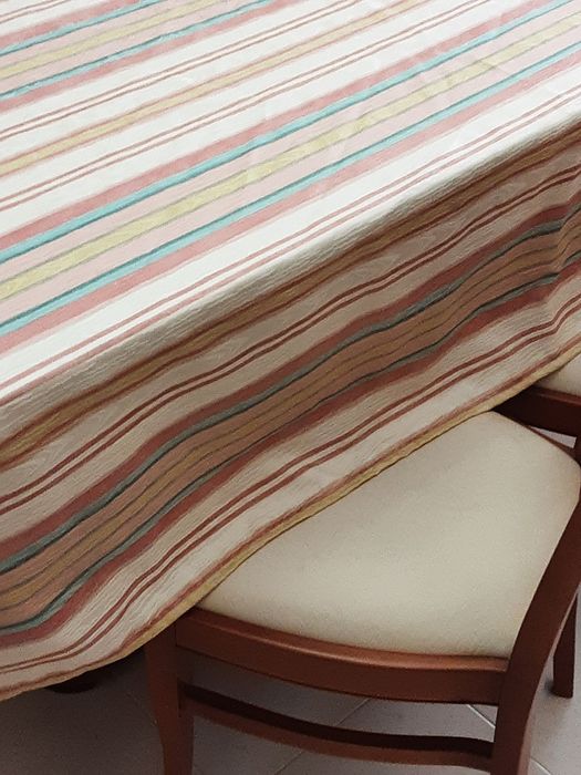 Toalha  de mesa aberta  bom tecido cores alegres