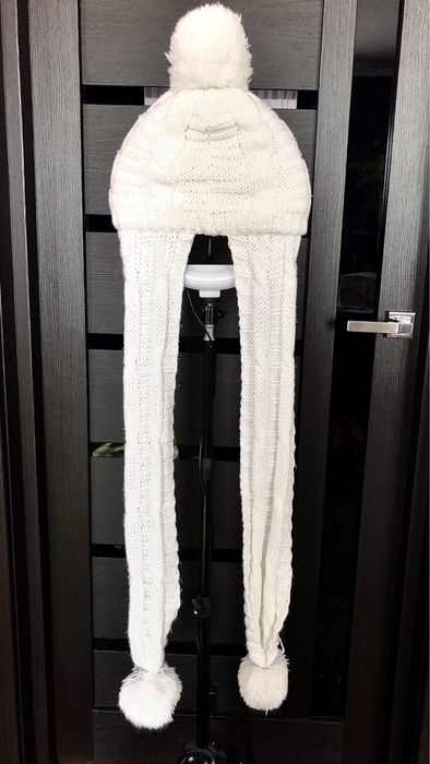 Дитяча в'язана шапка з шарфом і помпонами