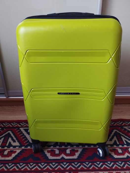 Валізи дорожні різні.