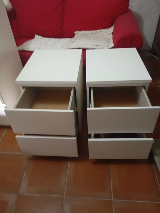 Vendo pare de mesinhas muita bonitas bom estado