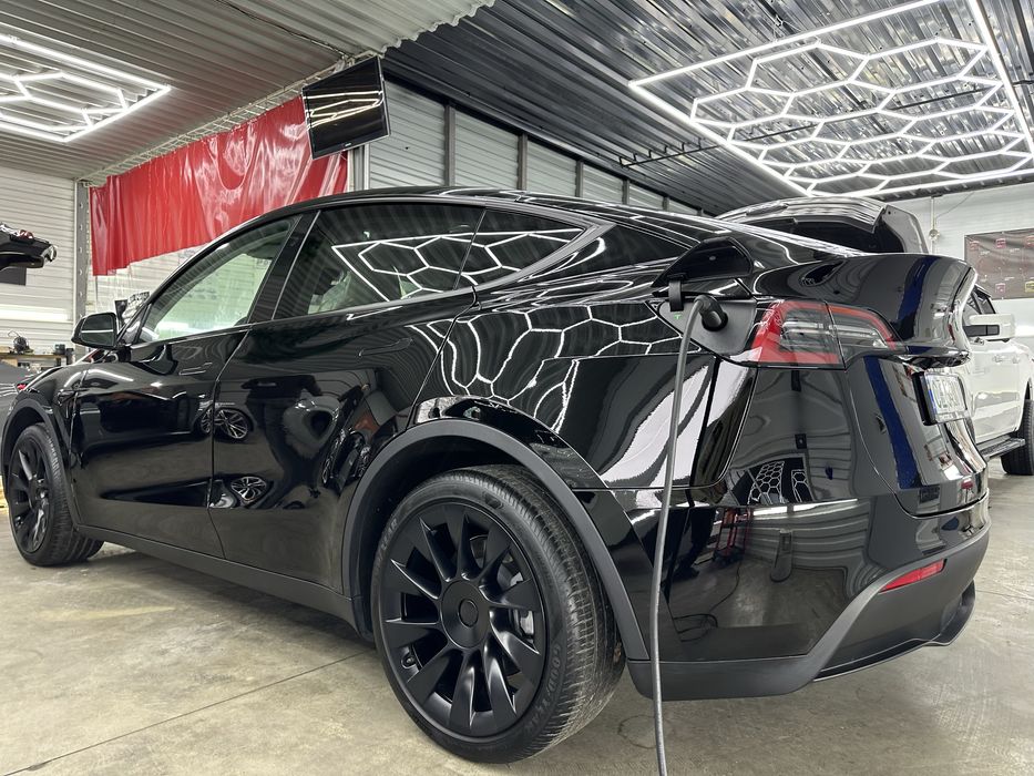 Tesla Y . Черна з Білим салоном!