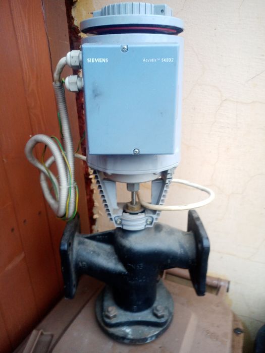 Siłownik termostatyczny z zaworem