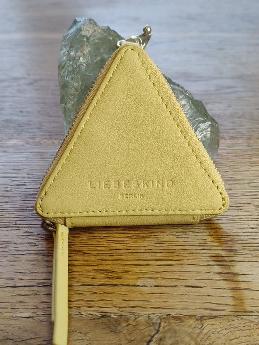 Damska trójkątna portmonetka Liebeskind piaskowa ⁶⁴