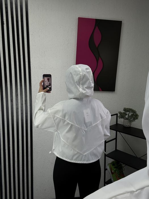 Жіноча нова куртка вітровка Nike