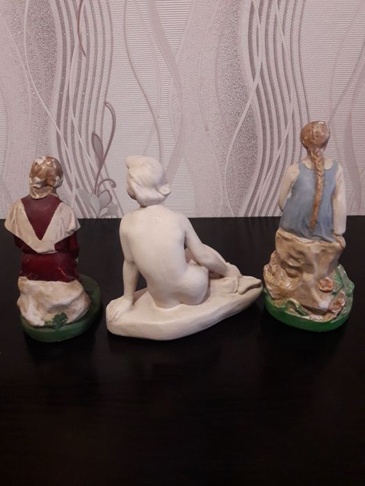 Статуэтки из гипса артели Кунгур.Девочка с книгой