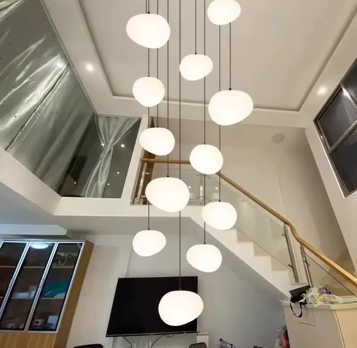 Piękna lampa do wysokiego salonu