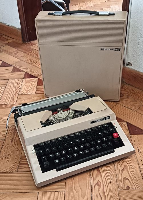Maquina de escrever antiga