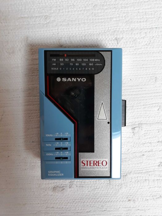 Walkman Sanyo completo na caixa - rádio AM/FM Stereo, equalizador