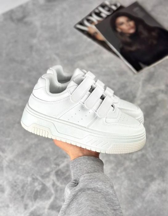 Білі жіночі кросівки на липучці