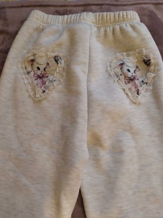 Spodnie dresowe z nadrukiem z tyłu