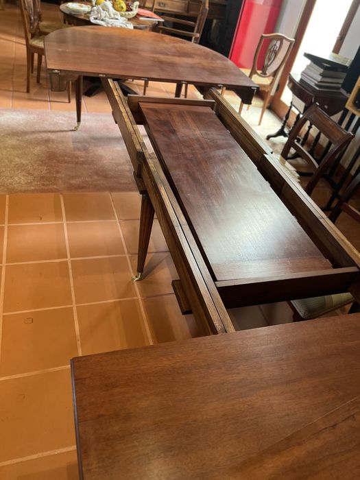 Mesa de jantar antiga, possilvelmente de origem ingles