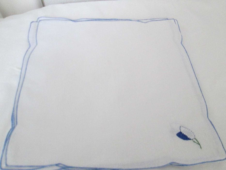 Toalha de mesa com aplicações