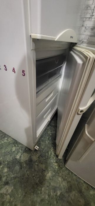 Холодильник  Snaige працює