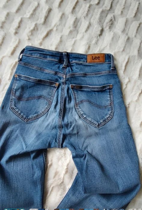 Jeansy Lee Scarlett High  | Wysoki Stan   | Przetarcie na kolanie | Rozmiar 25/XS