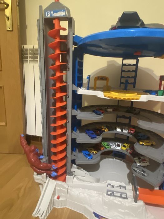 HOT WHEELS -GARAGE ( Super Ultimate)