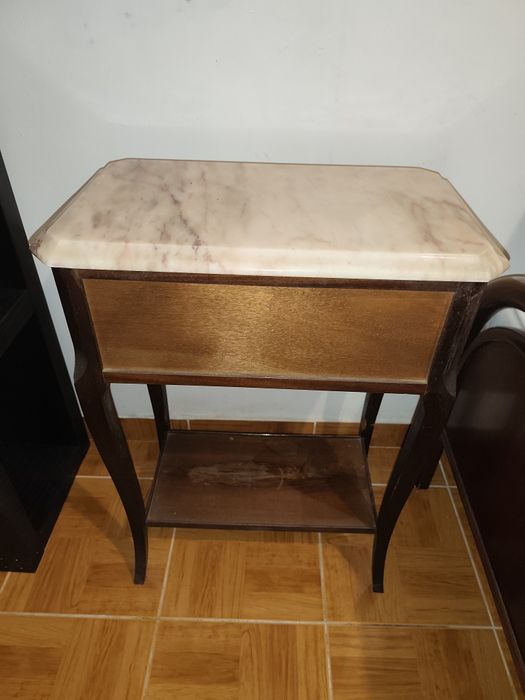 Móvel de madeira maciça (tampo de mármore)