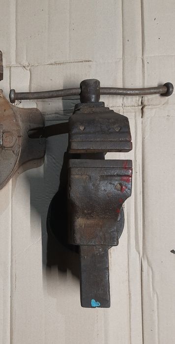 Тиски слесарные 90мм,разбег 120мм.