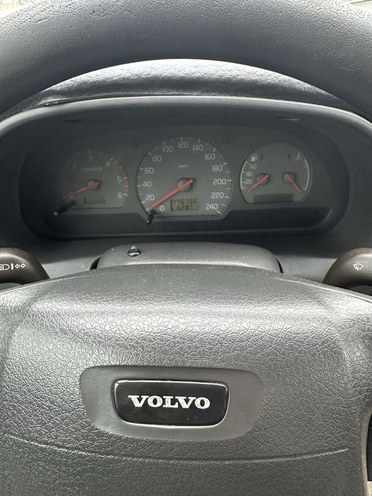 Вольво s40 під відновлення або на запчастини(по кусках не продається)