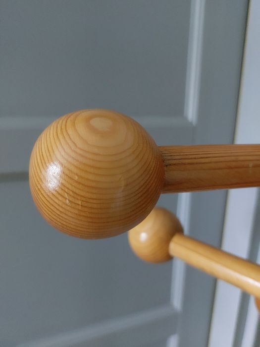 wieszak lata 70-te vintage drewniany stojący