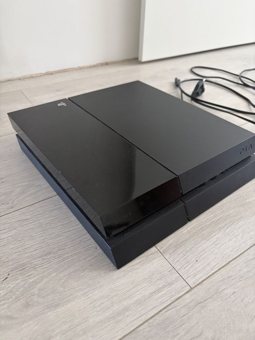 Konsola PS4 z okablowaniem używana