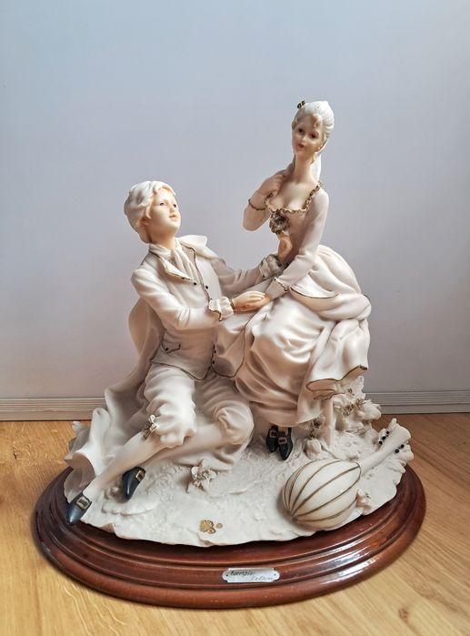 Rzeźba z alabastru zakochana para  Escorpiao de Ouro XX w.