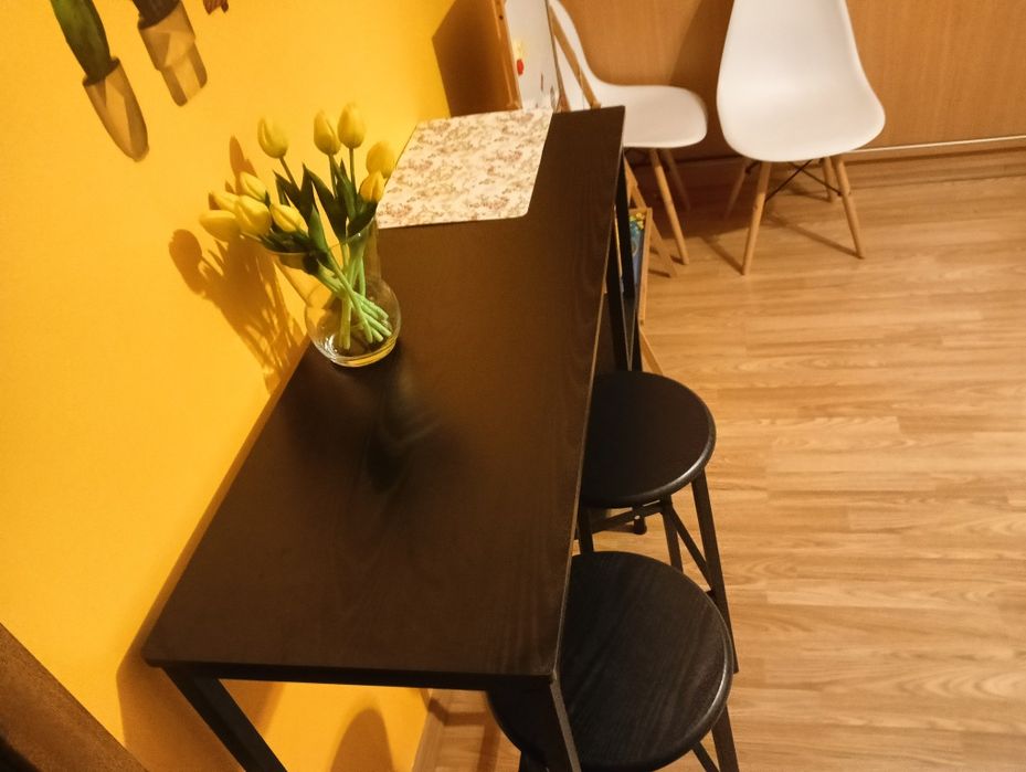 Świetny stolik i krzesła