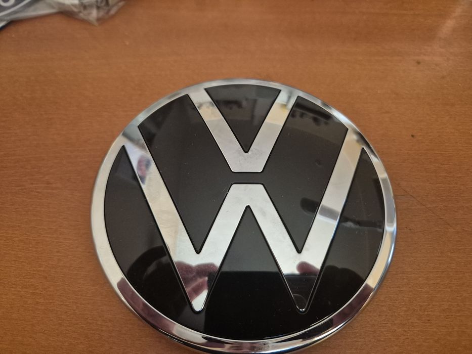 emblemat VW przód – nowy OEM – Passat / Golf / Arteon / Tiguan