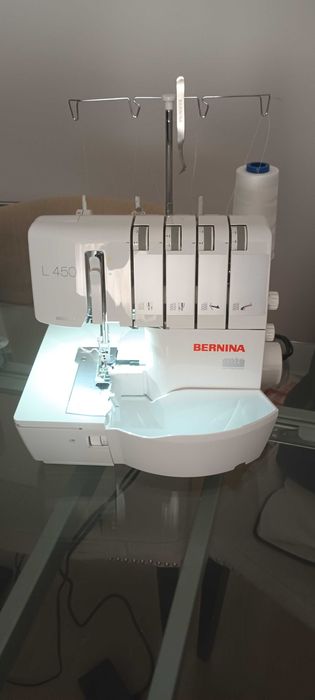Maquina de Corte e Cose Overlock Bernina L450