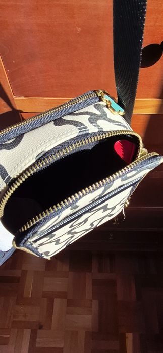 Mala tiracolo em bom estado.