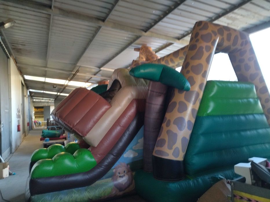 Insuflável Jungle (CxLxA): 5,80 x 5,50 x 5,50 M