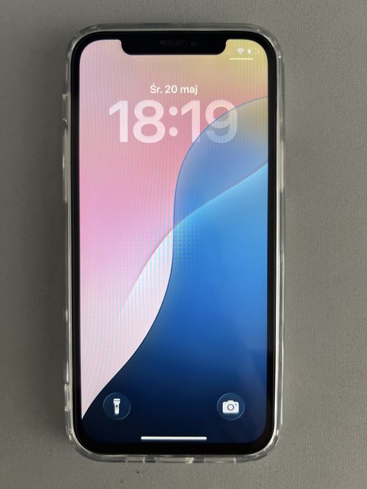 Apple iPhone 12 64 GB w kolorze białym.