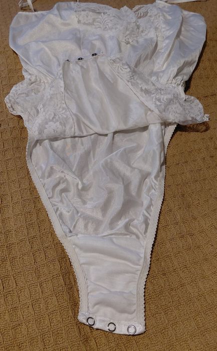 Damskie body z koronkowymi zdobieniami M