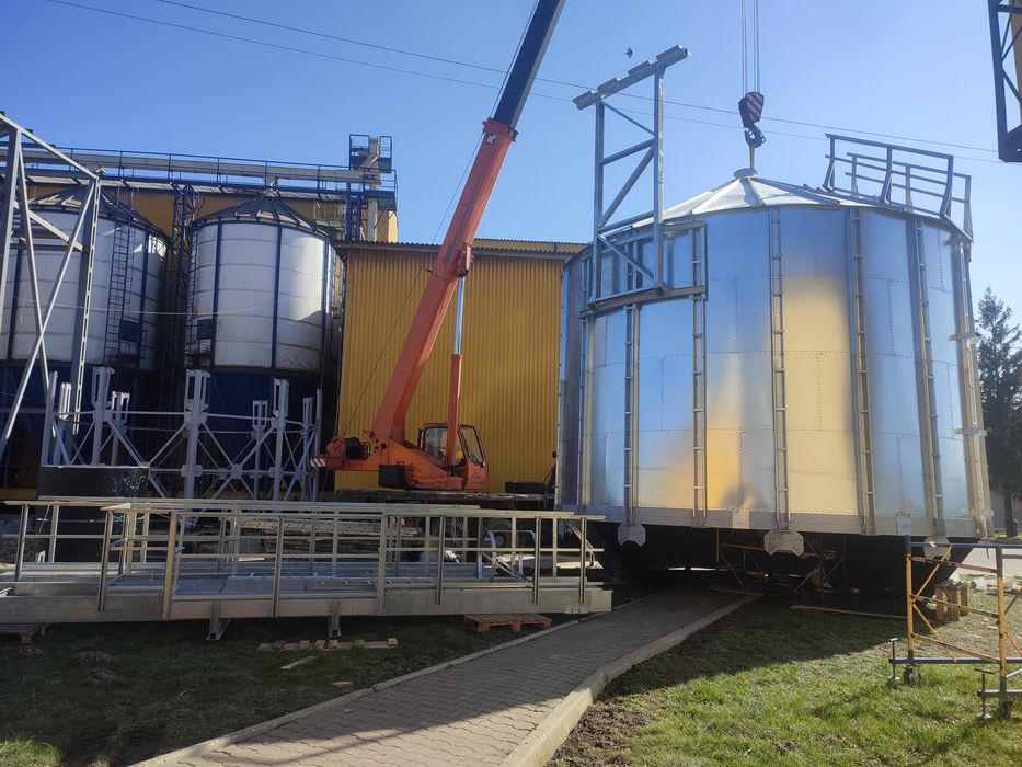 Послуги автокранів 25 тонн 28 метрів Волинська область є люлька.