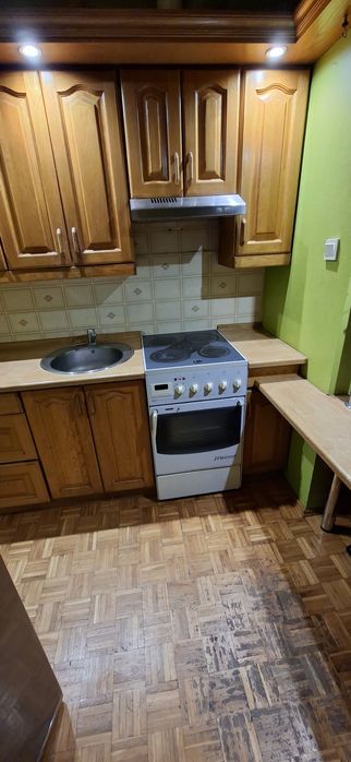 Meble kuchenne z kuchenką i zlewozmywakiem