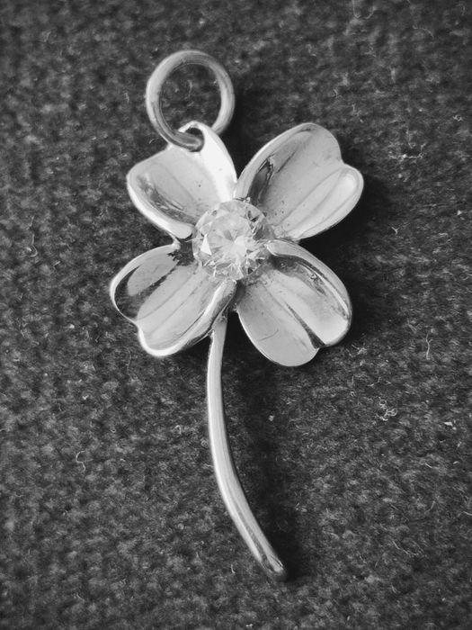 Srebro 925. Zawieszka czterolistna koniczyna.