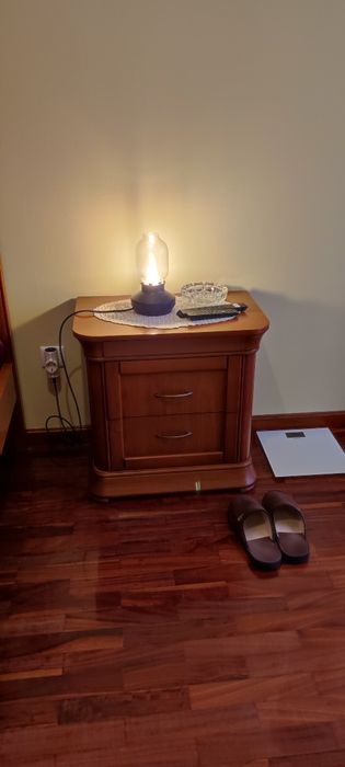Mesa de cabeceira para quarto em madeira de Cerejeira