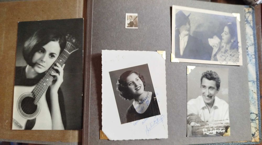 Álbum de fotos com dedicatória e assinaturas.