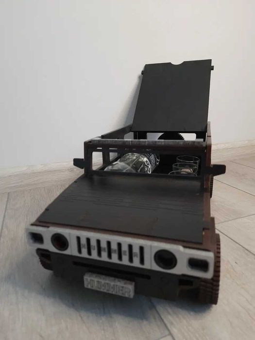 Подарунковий міні-бар з чарками.