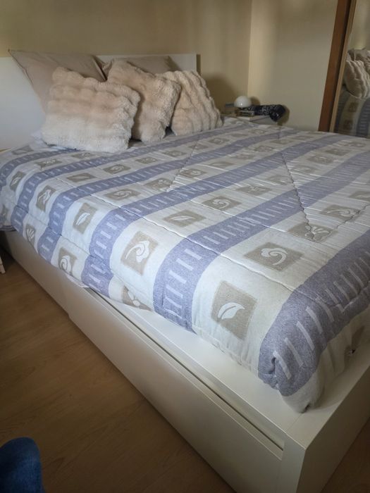 Cama e mesa de cabeceira